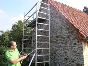 Urine uit voegen verwijderen